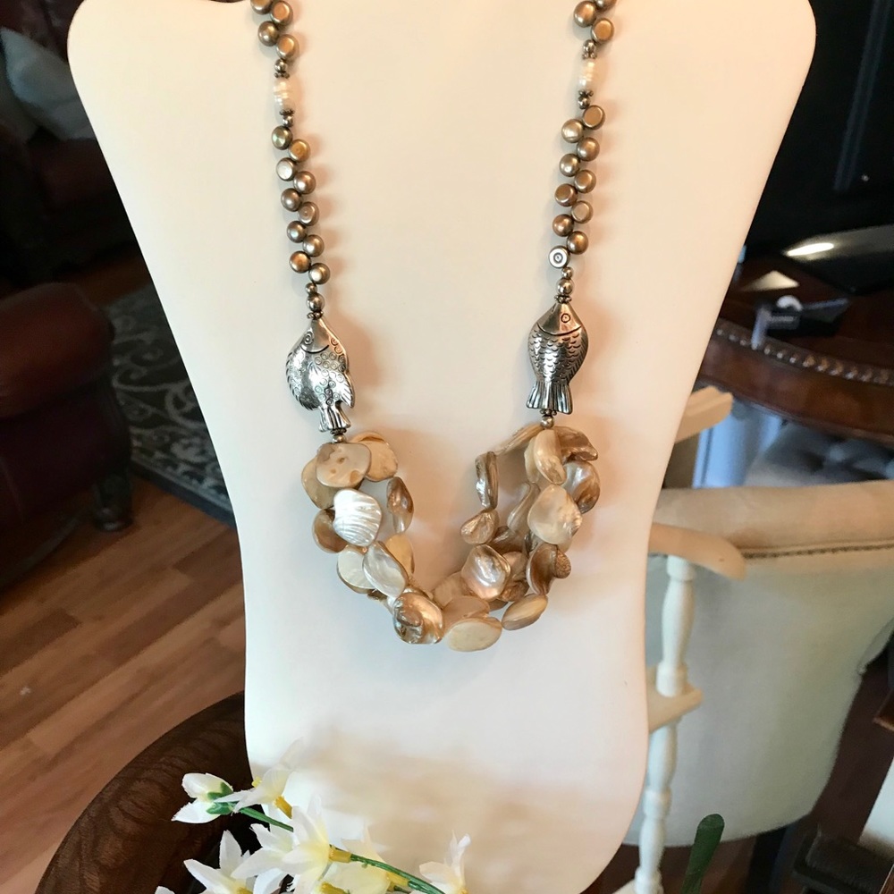 010.   BEAUTIFUL HANDCRAFTED SHELLS 🐚 & BEADED NECKLACE